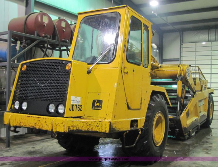 image for item 4582 1980 John Deere 762 paddle scrapper