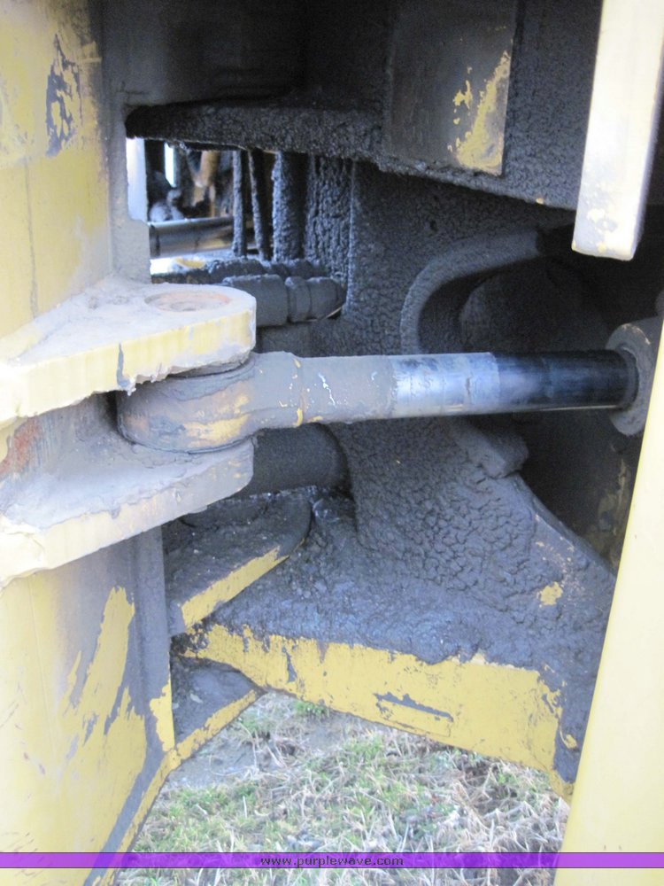 image for item 4585 Caterpillar 815 compactor