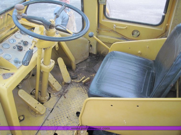 image for item 4585 Caterpillar 815 compactor