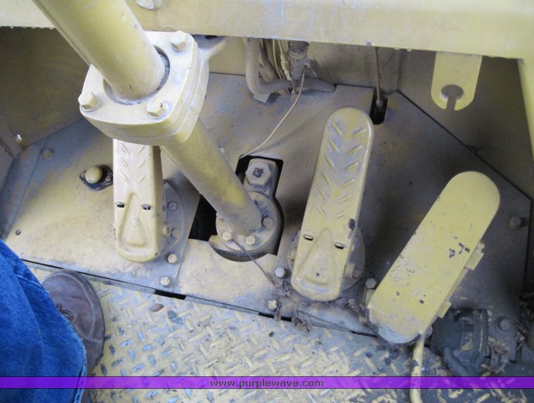 image for item 4585 Caterpillar 815 compactor