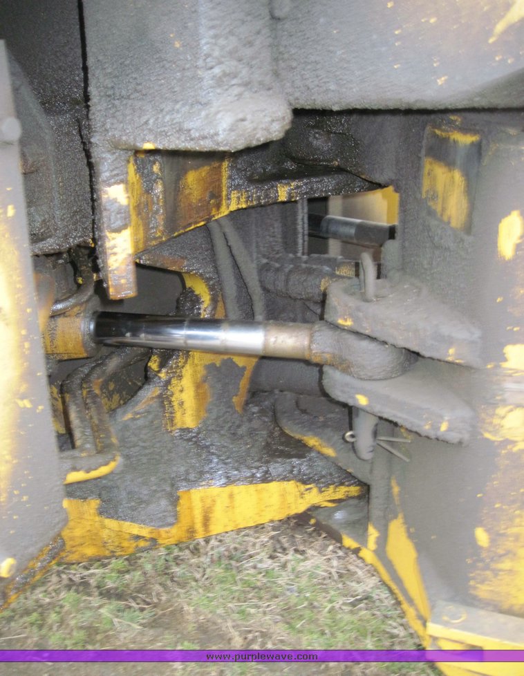 image for item 4585 Caterpillar 815 compactor