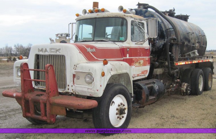 image for item 4586 1982 Mack RD600 water truck