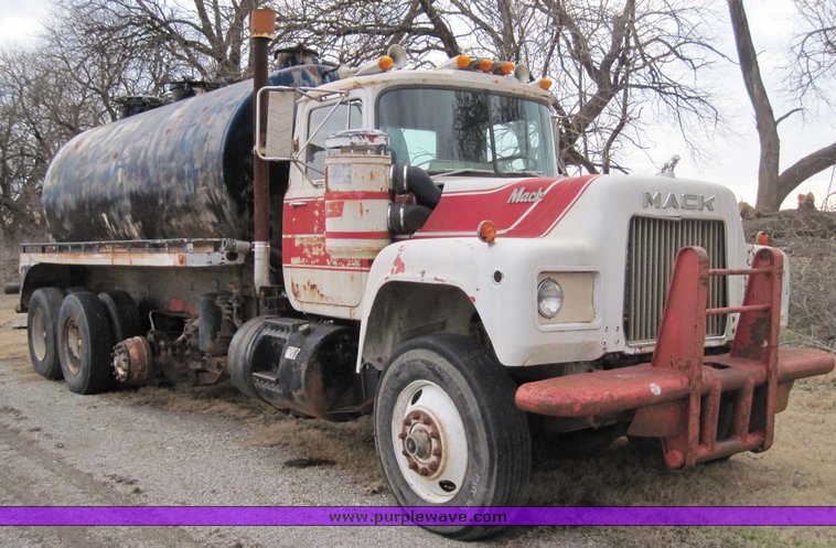 image for item 4586 1982 Mack RD600 water truck