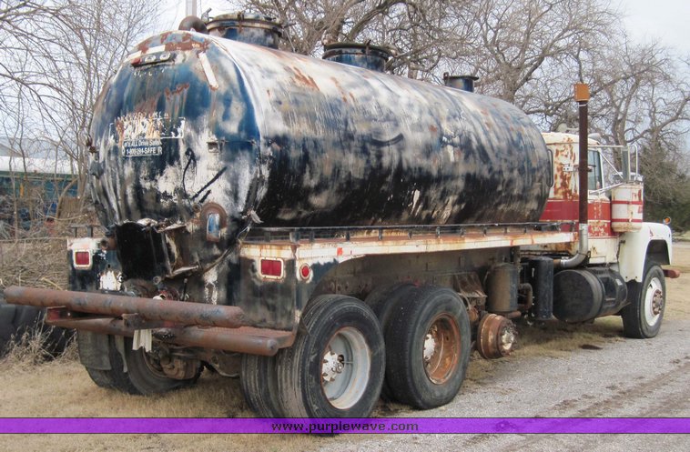 image for item 4586 1982 Mack RD600 water truck