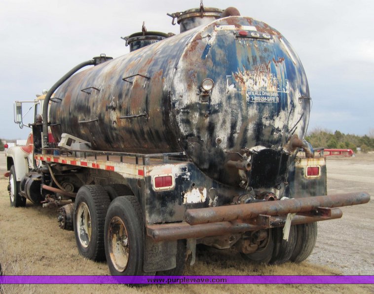 image for item 4586 1982 Mack RD600 water truck