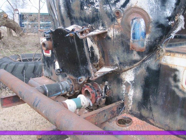 image for item 4586 1982 Mack RD600 water truck