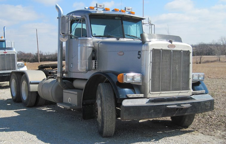 image for item 4678 2000 Peterbilt Conventional 379 semi