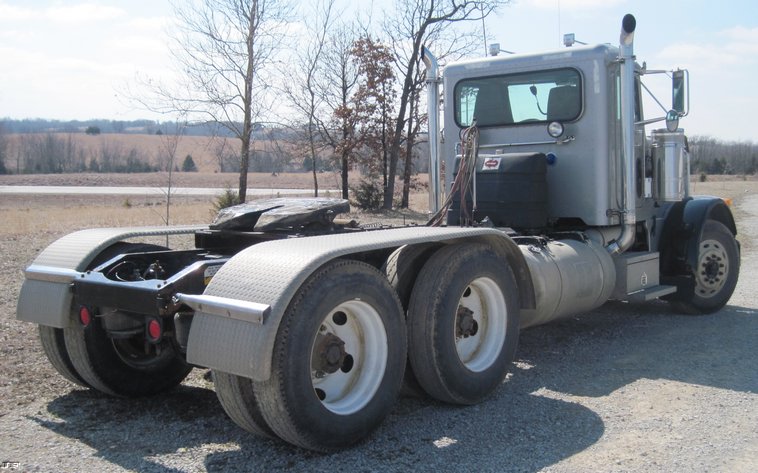 image for item 4678 2000 Peterbilt Conventional 379 semi