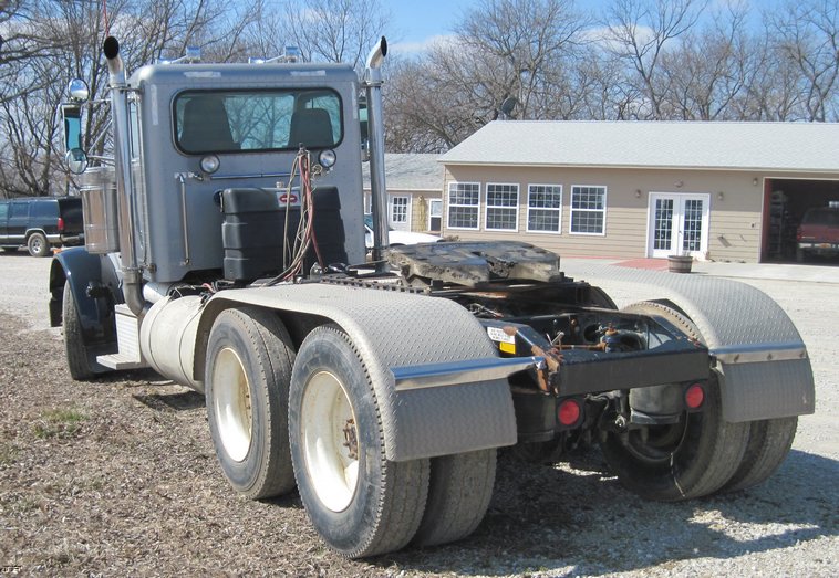 image for item 4678 2000 Peterbilt Conventional 379 semi