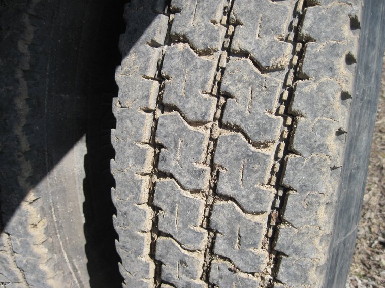 image for item 4678 2000 Peterbilt Conventional 379 semi