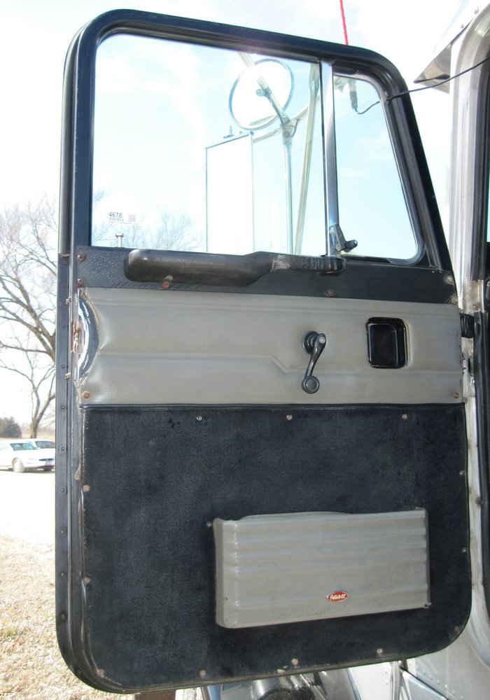 image for item 4678 2000 Peterbilt Conventional 379 semi