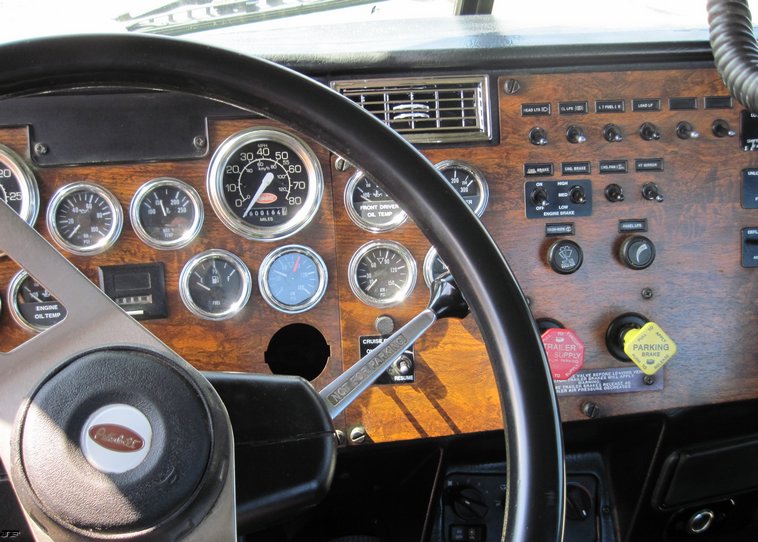 image for item 4678 2000 Peterbilt Conventional 379 semi