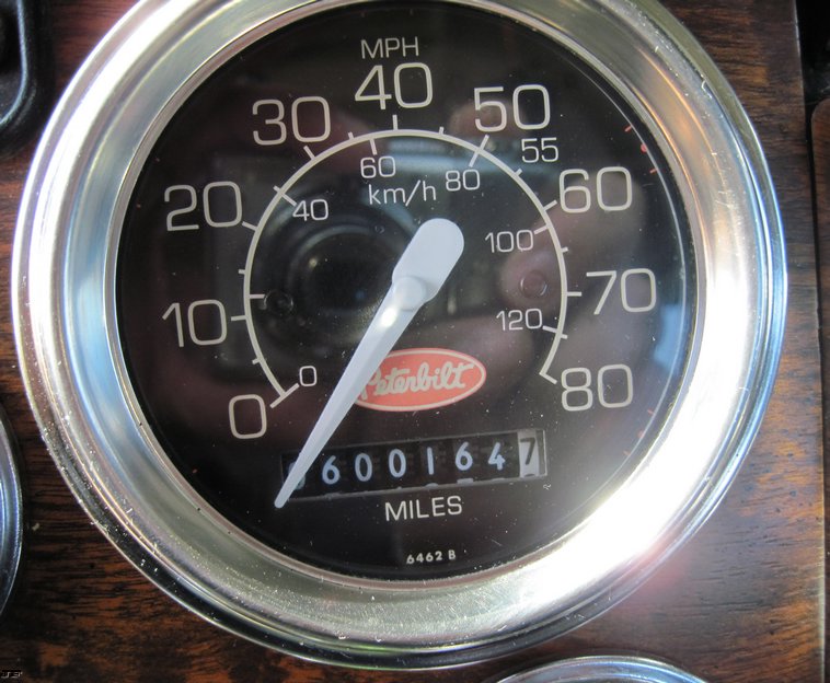 image for item 4678 2000 Peterbilt Conventional 379 semi