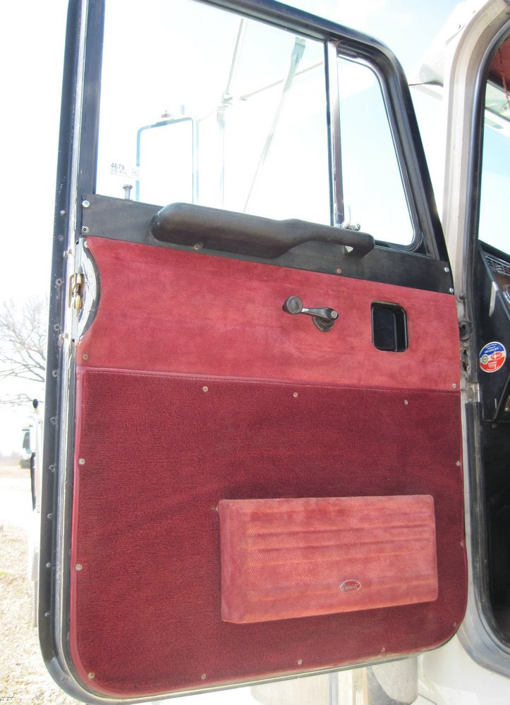 image for item 4679 1990 Peterbilt Conventional 379 semi