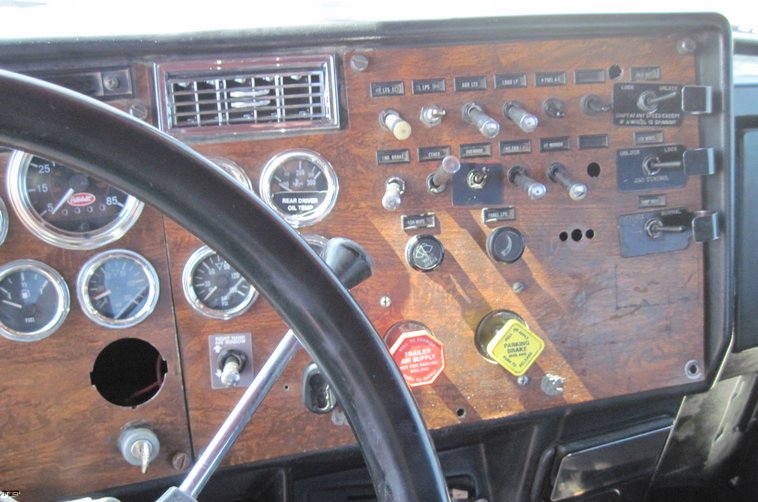 image for item 4679 1990 Peterbilt Conventional 379 semi