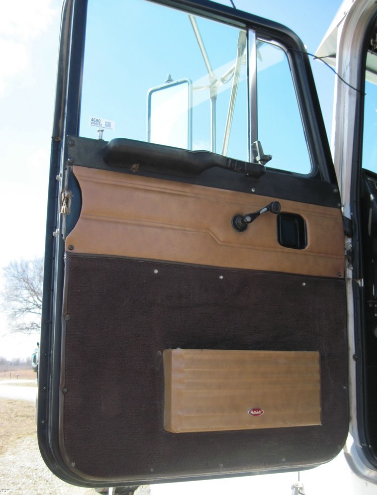 image for item 4680 1999 Peterbilt Conventional 357 semi