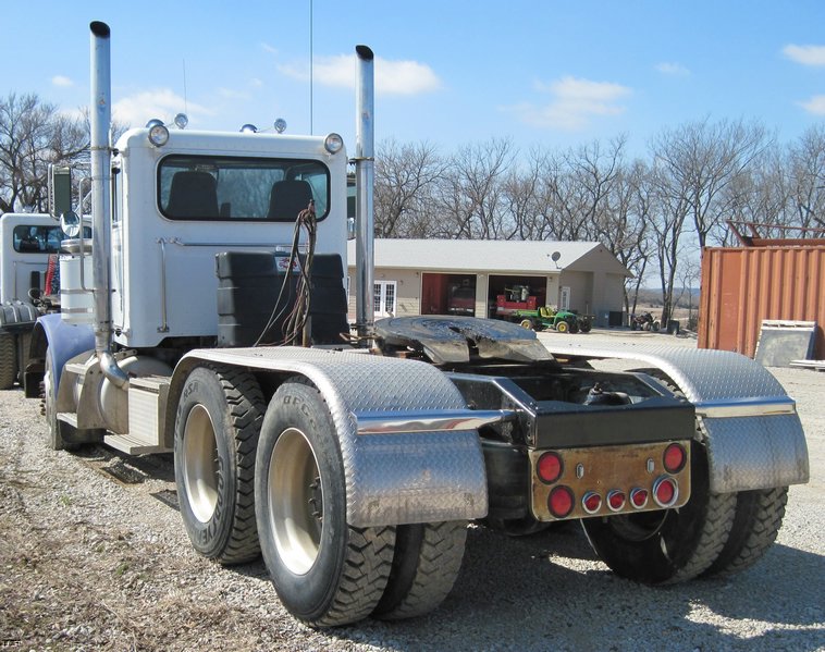 image for item 4681 1999 Peterbilt Conventional 379 semi