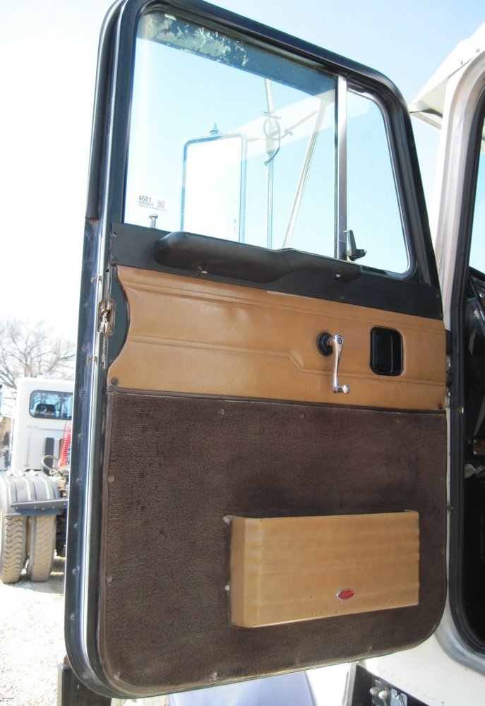 image for item 4681 1999 Peterbilt Conventional 379 semi