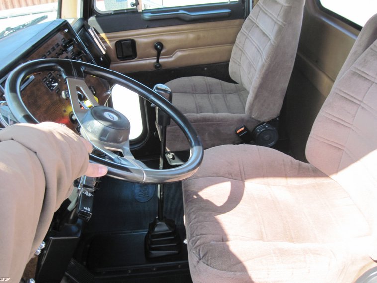 image for item 4681 1999 Peterbilt Conventional 379 semi