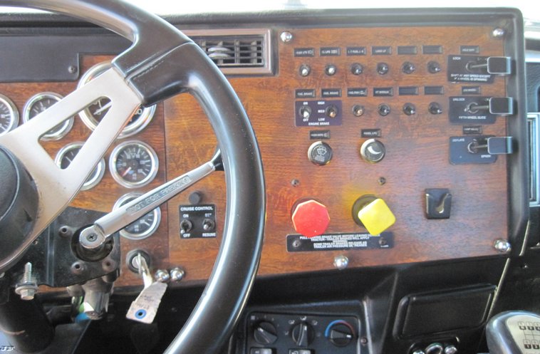 image for item 4681 1999 Peterbilt Conventional 379 semi