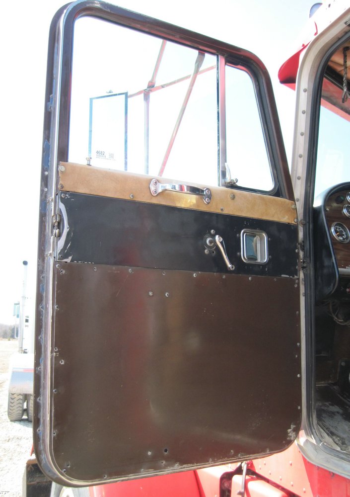 image for item 4682 1987 Peterbilt Conventional 359 tandem axle dump truck