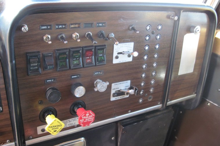 image for item 4682 1987 Peterbilt Conventional 359 tandem axle dump truck