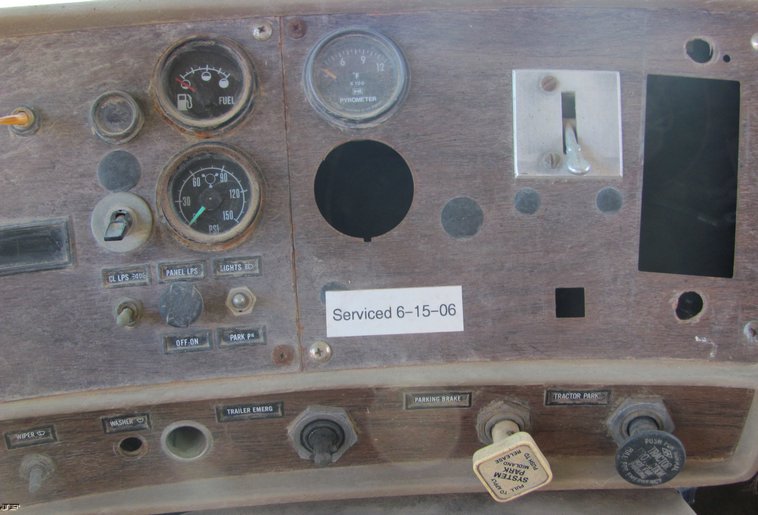 image for item 5215 1982 Mack R600 tandem axle dump truck