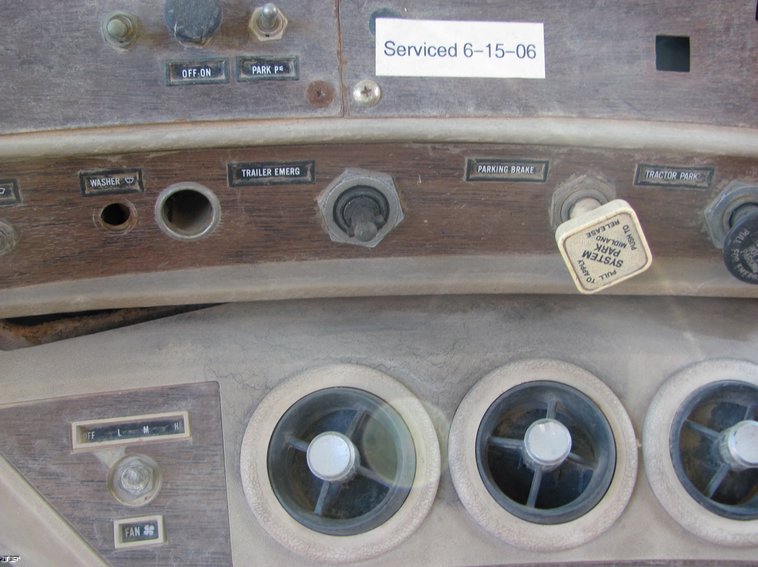 image for item 5215 1982 Mack R600 tandem axle dump truck