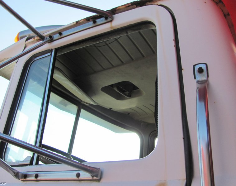 image for item 5215 1982 Mack R600 tandem axle dump truck