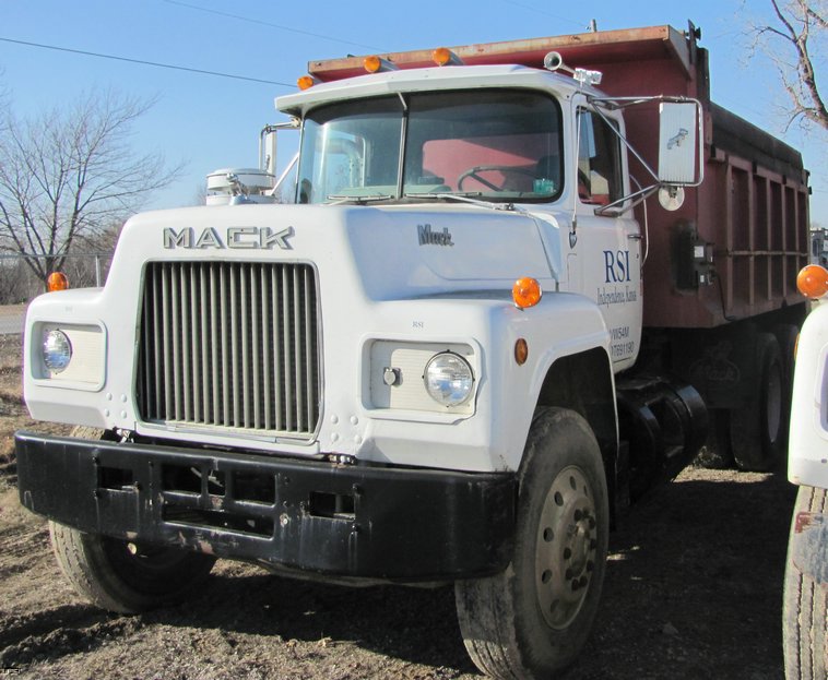 image for item 5216 1986 Mack R600 tandem axle dump truck