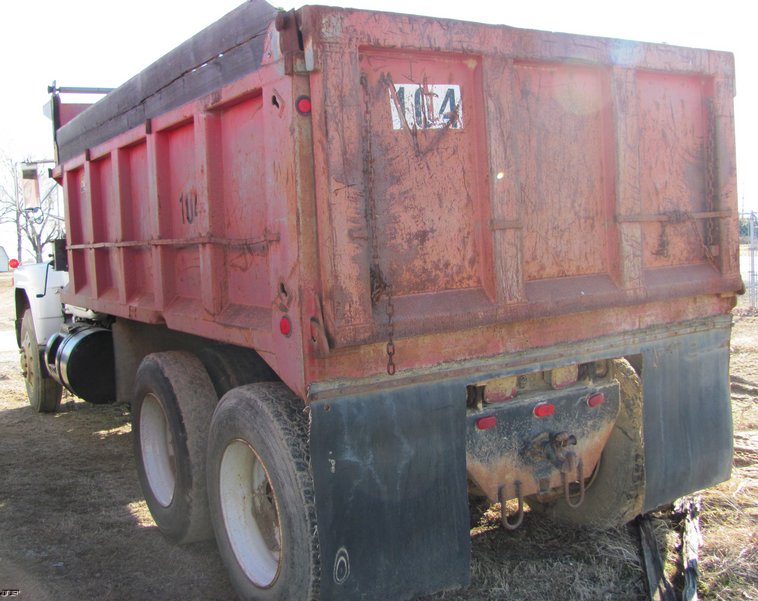 image for item 5216 1986 Mack R600 tandem axle dump truck
