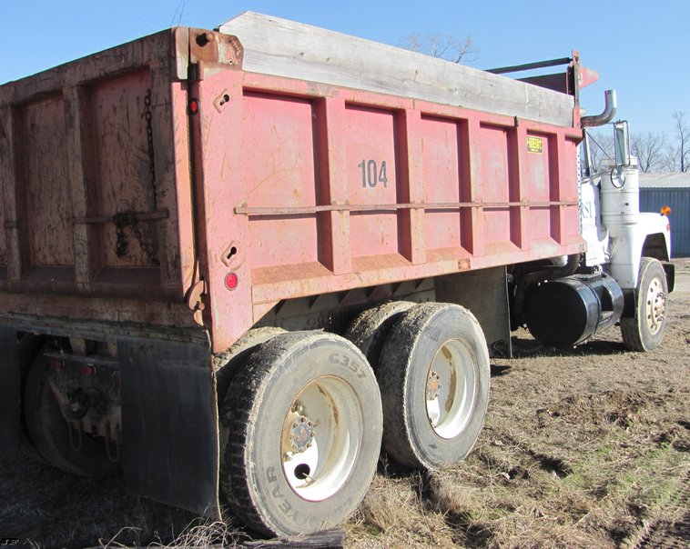 image for item 5216 1986 Mack R600 tandem axle dump truck