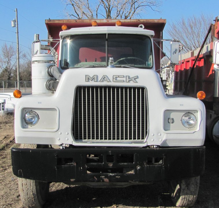 image for item 5216 1986 Mack R600 tandem axle dump truck
