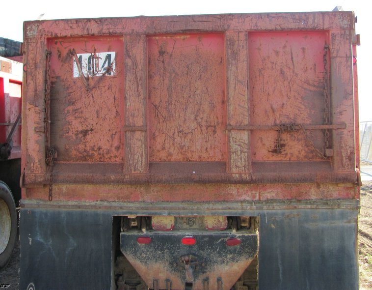 image for item 5216 1986 Mack R600 tandem axle dump truck