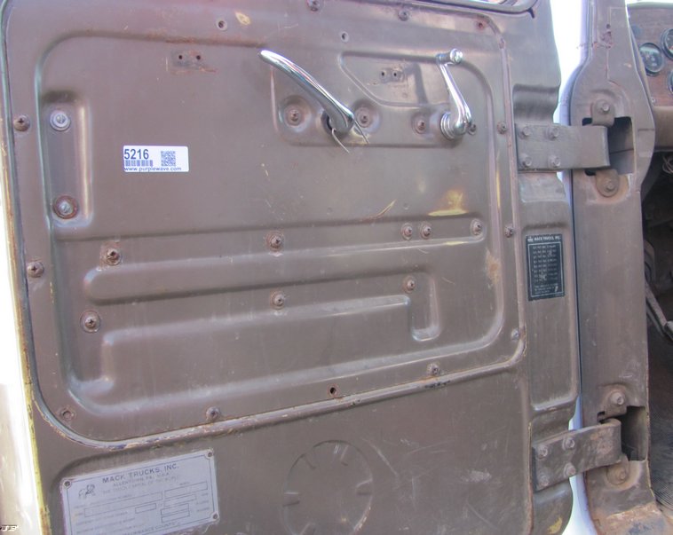 image for item 5216 1986 Mack R600 tandem axle dump truck