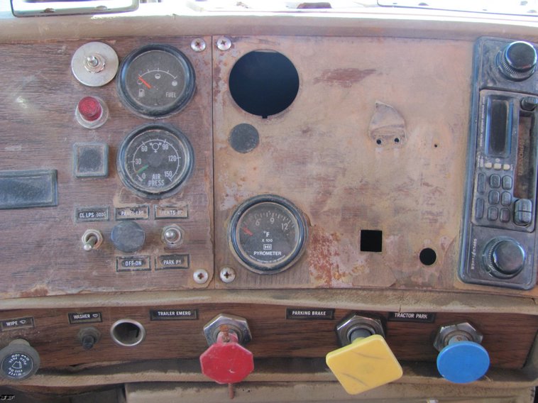 image for item 5216 1986 Mack R600 tandem axle dump truck