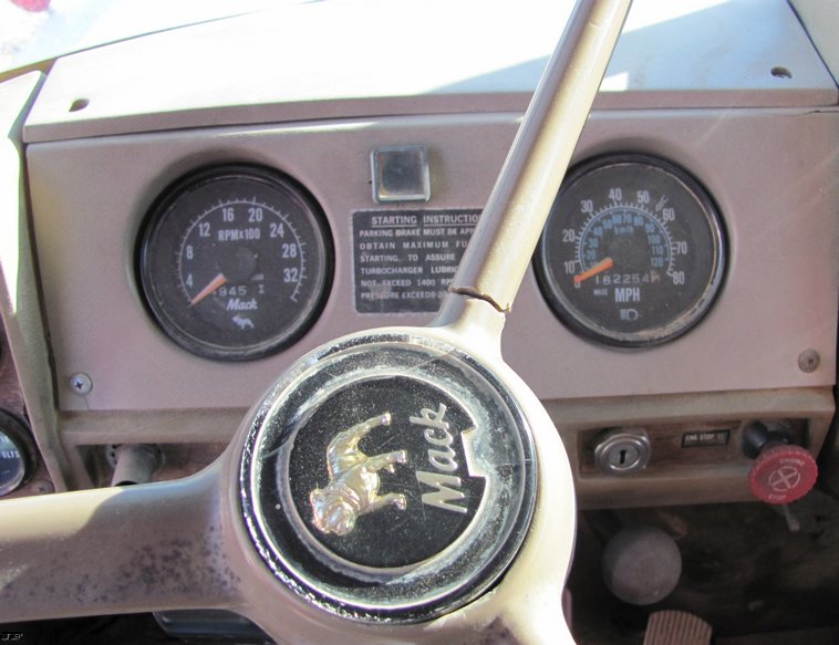 image for item 5216 1986 Mack R600 tandem axle dump truck