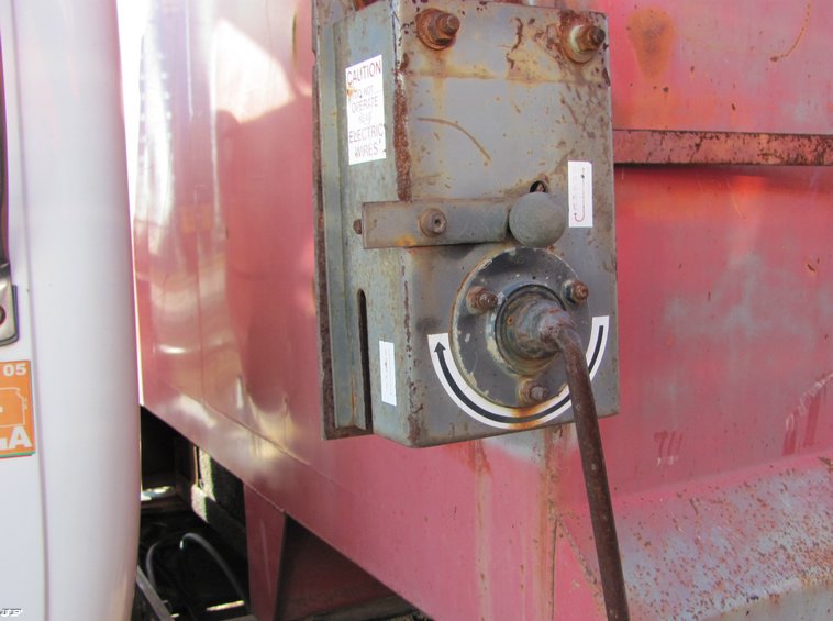 image for item 5216 1986 Mack R600 tandem axle dump truck