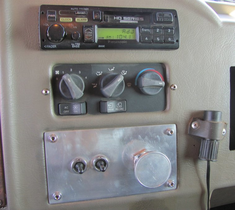 image for item 5217 2000 Peterbilt Conventional 330 dump truck