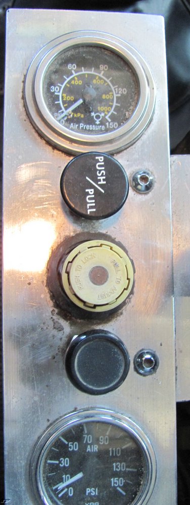 image for item 5217 2000 Peterbilt Conventional 330 dump truck