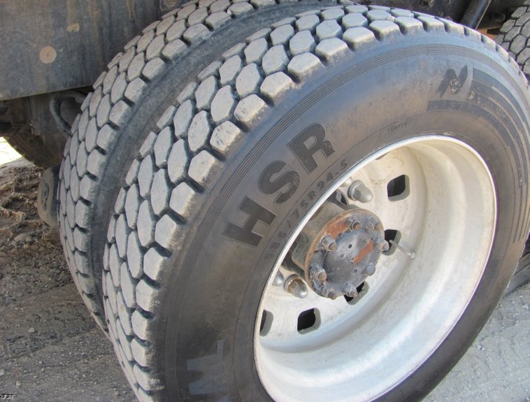 image for item 5217 2000 Peterbilt Conventional 330 dump truck