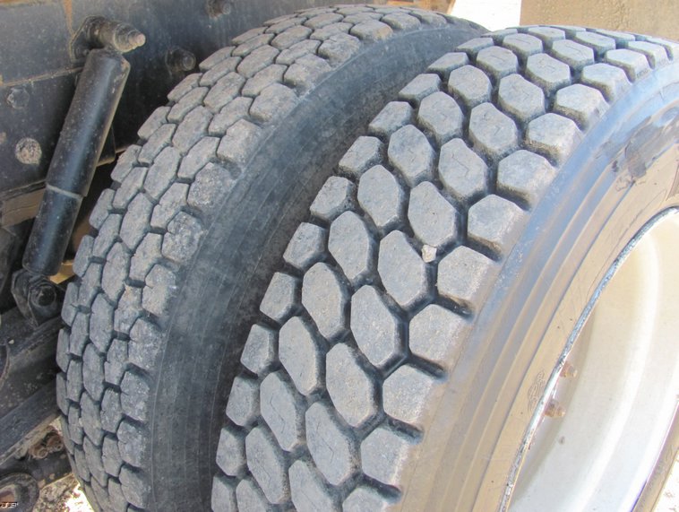 image for item 5217 2000 Peterbilt Conventional 330 dump truck