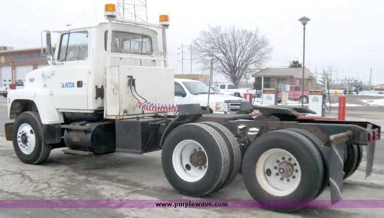 image for item 5457 1991 Ford Conventional LN8000F tractor truck