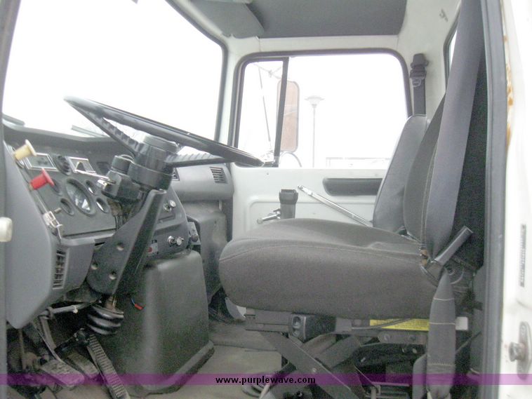 image for item 5457 1991 Ford Conventional LN8000F tractor truck