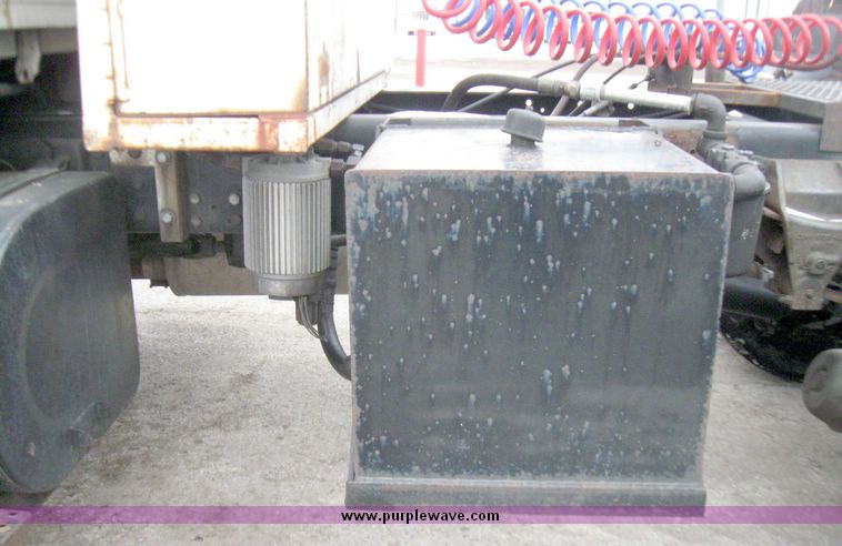 image for item 5457 1991 Ford Conventional LN8000F tractor truck