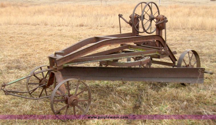 image for item 5682 Royal 91 pull type grader