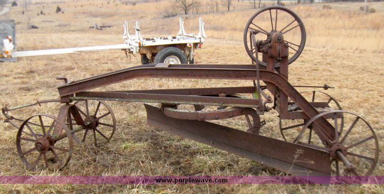 image for item 5682 Royal 91 pull type grader