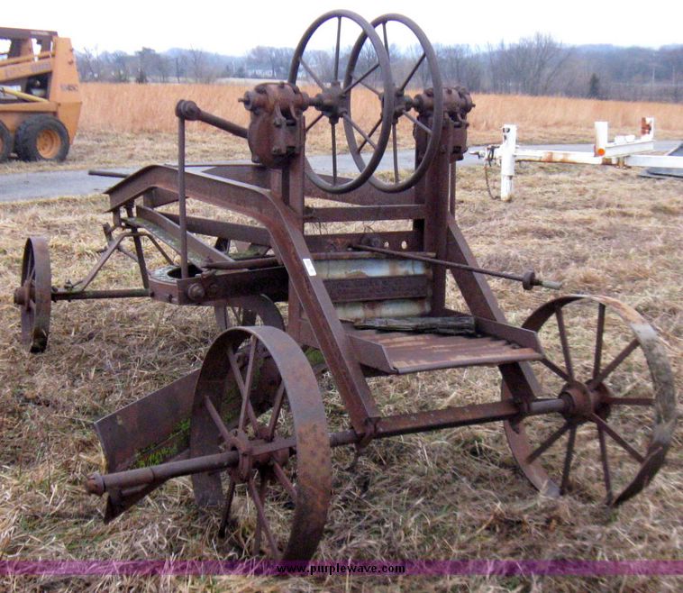 image for item 5682 Royal 91 pull type grader