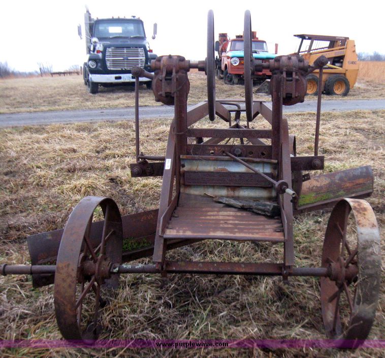 image for item 5682 Royal 91 pull type grader