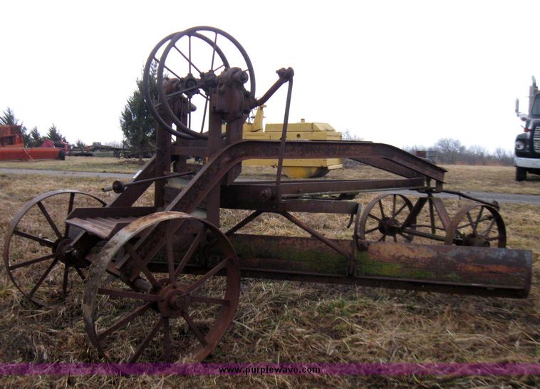 image for item 5682 Royal 91 pull type grader